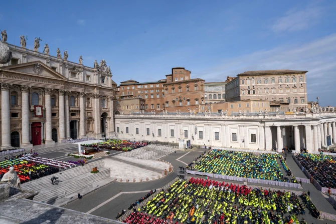 Pope Francis thanks world’s volunteers for the ‘miracle of tenderness’ 