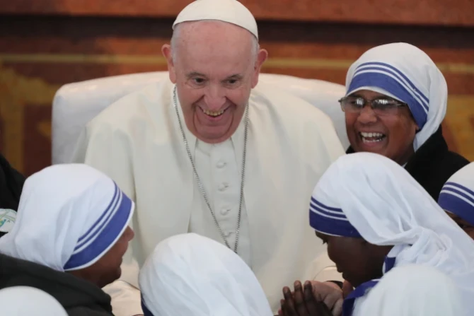8 gestures of austerity and love for the poor by Pope Francis