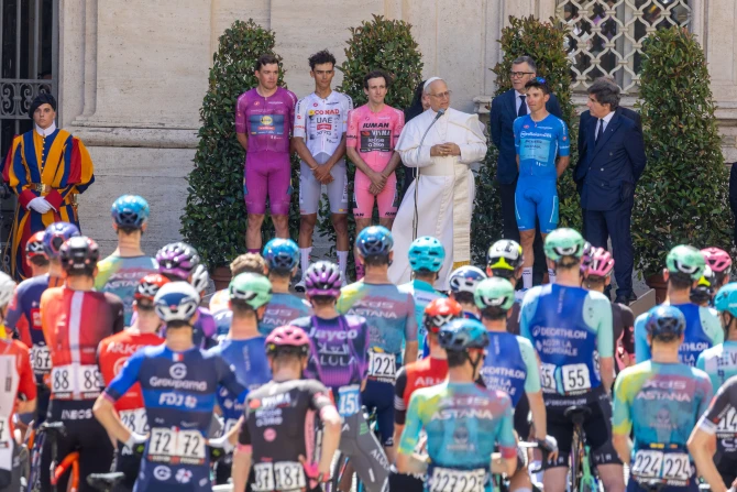 PHOTOS: Pope Leo XIV blesses Giro d’Italia cyclists in Vatican City
