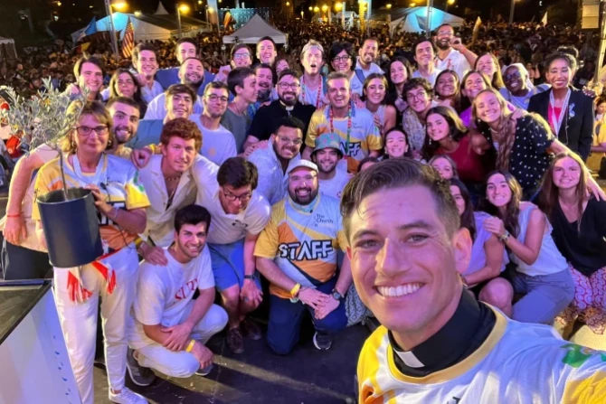 Digital missionary priest helps young people ‘move from the screen to the altar’