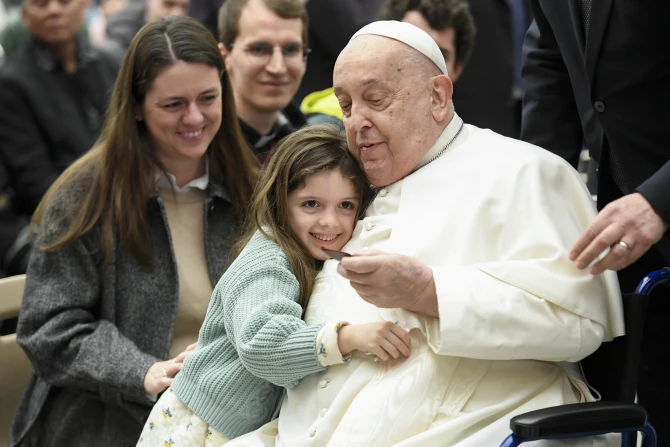 Praising pro-life efforts, Pope Francis addresses pilgrims from hospital