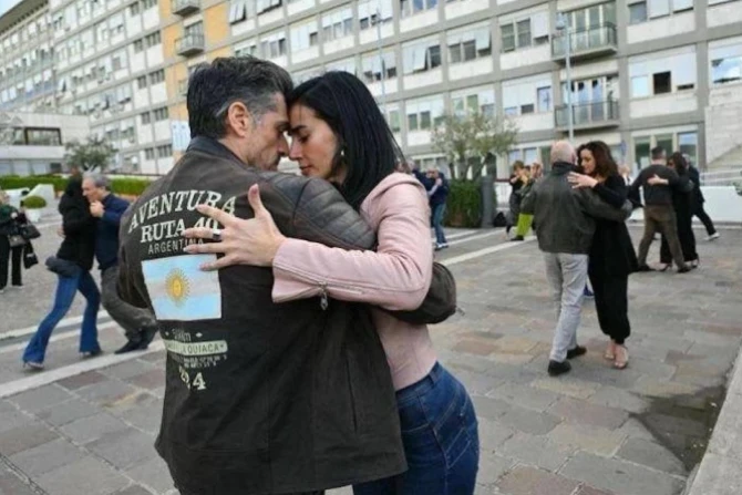 Dancers Dedicate Tango To Pope Francis At Gemelli Hospital